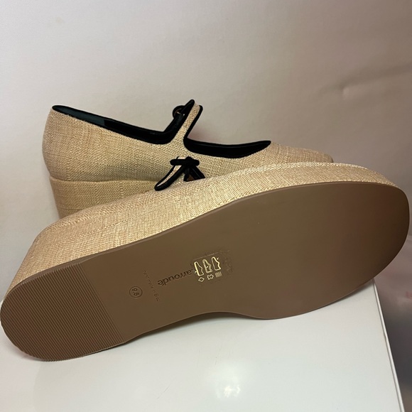 Elegant Larroudé Mary Jane Shoes - Picture 4 of 6